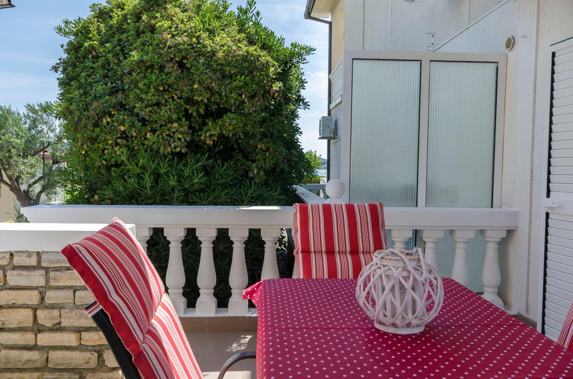 Apartment Robyn On The Beach Srima Bagian luar foto