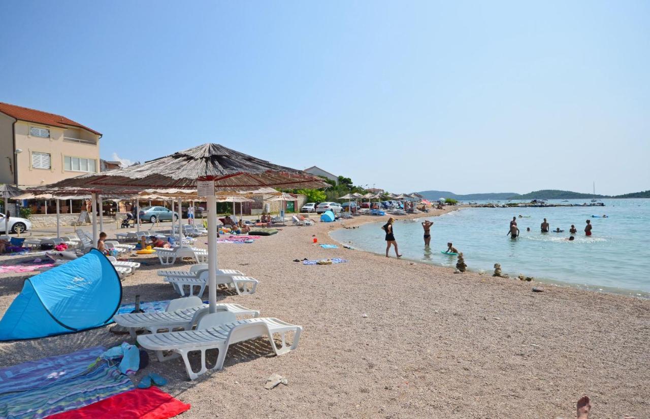 Apartment Robyn On The Beach Srima Bagian luar foto